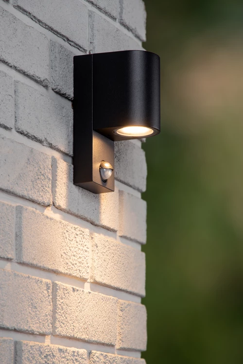 Lucide ZARO IR - Wandspot / Wandlamp Binnen/Buiten - 1xGU10 - IP65 - Beweging & dag/nacht sensor (uitschakelbaar) - Zwart - sfeer 1